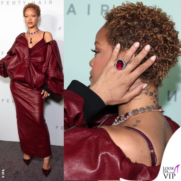 Rihanna indossa un completo in pelle bordeaux Bottega Veneta, gioielli Manish Malhotra High Jewellery e collana con pendente Sabyasachi