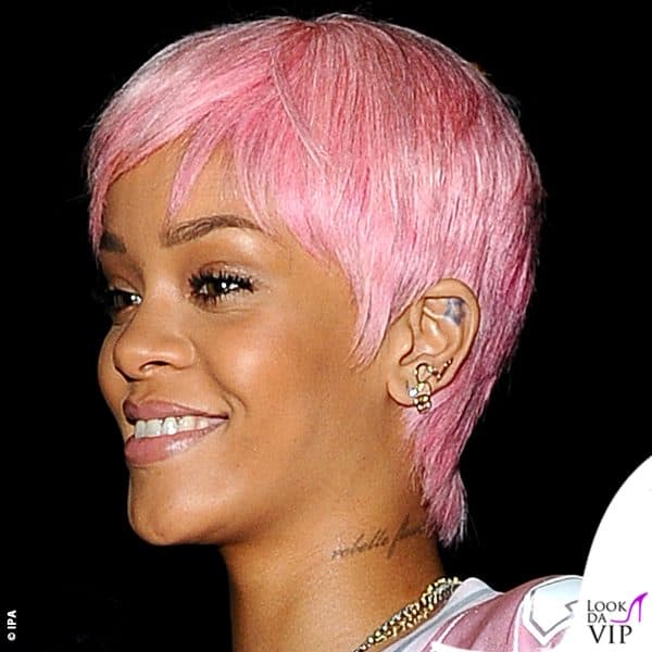Rihanna con i capelli corti rosa nel 2014