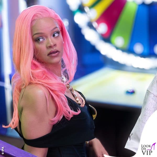 Capelli rosa fluo nell'aprile 2024