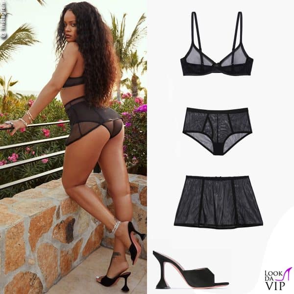 Rihanna sfoggia lingerie Savage x Fenty e lunghi capelli riccissimi nel 2020