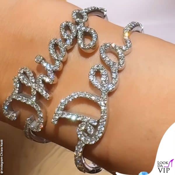la Nasti mostra i bracciali di diamanti con i nomi dei figli 