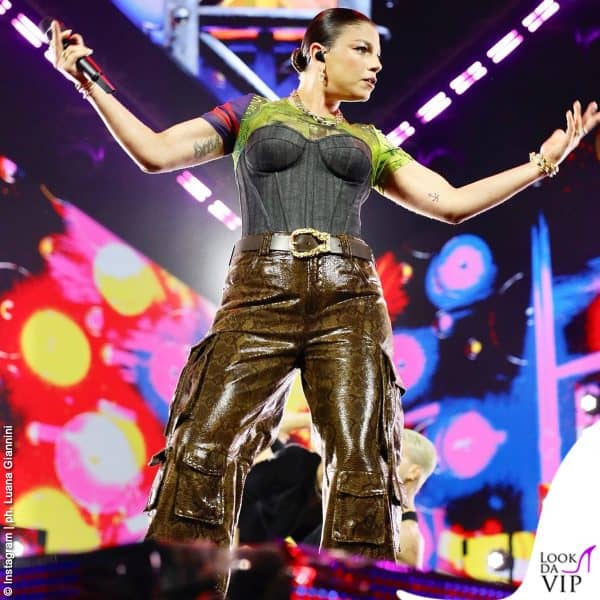 Emma con un top Rosamosario abbinato a pantaloni cargo pitonati