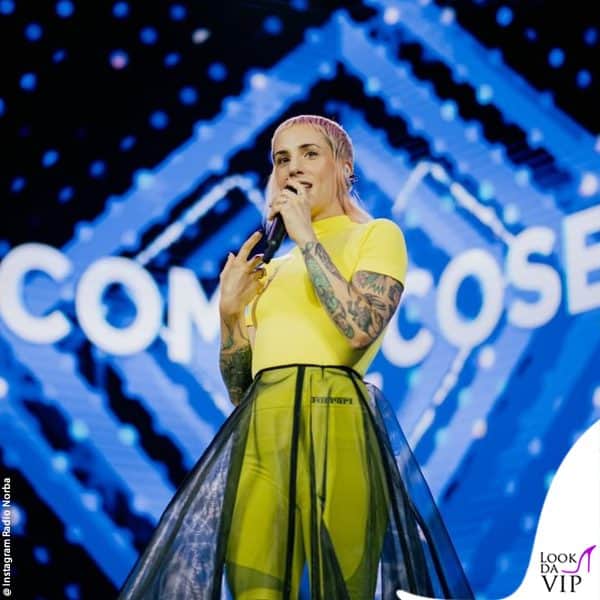 California dei Coma Cose con un outfit Ferrari 