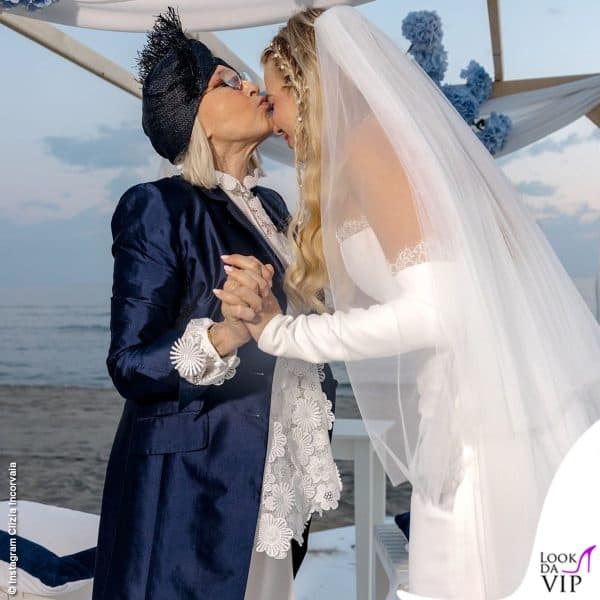 il bacio di Eleonora Giorgia a Clizia, che ha appena sposato suo figlio