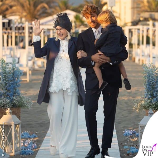 Paolo Ciavarro con il figlio Gabriele in braccio mentre sua mamma Eleonora Giorgi lo accompagna all'altare