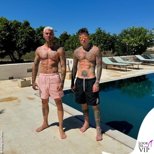 in piscina con Emis Killa 