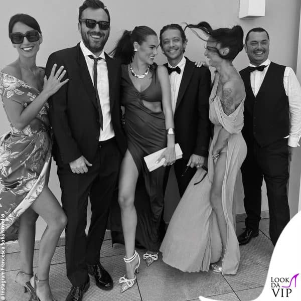 foto di gruppo, ci sono anche Cesare Cremonini e Giorgia Cardinaletti 