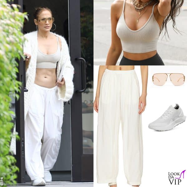 all'uscita della palestra con top Joah Brown, pantaloni Free People, occhiali Bottega Veneta e sneakers Allbirds 