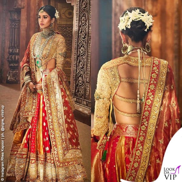 Il look è composto da corpetto d'oro, lehenga in broccato a più pannelli, velo e dupatta 
