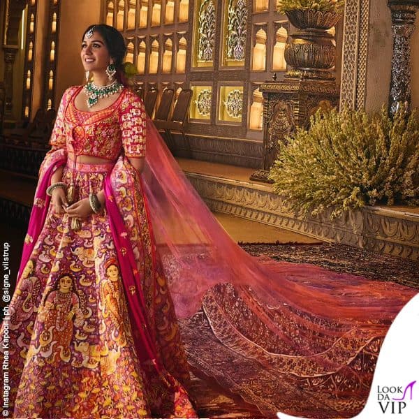 Il vestito è stato realizzato da Abu Jani Sandeep Khosla e riporta sulla stoffa disegni dell'artista Jayasri Burman 