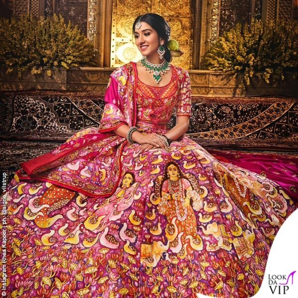 Sul lehenga realizzato in 12 pannelli gli sposi e la divinità, circondati da animali tra cui l'elefante