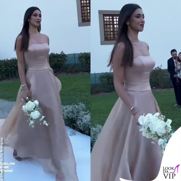 capelli sciolti e bouquet in mano 
