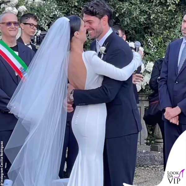 l'abito di Cecilia lascia la schiena scoperta 