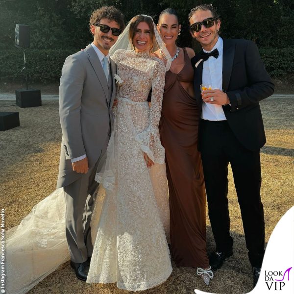 Francesca Sofia Novello e Valentino Rossi in posa con gli sposi, Pecco Bagnaia e Domizia Castagnini 