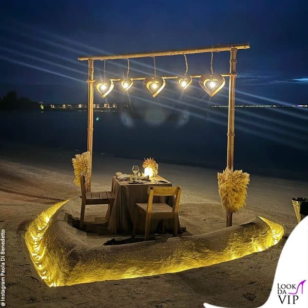a lume di candela in spiaggia 
