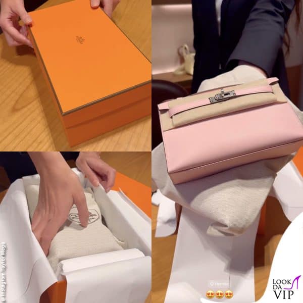 Taylor Mega in negozio da Hermès riprende la commessa che mostra la Mini Kelly 