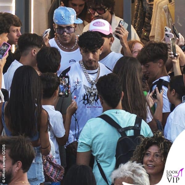 Tony Effe a Capri all'uscita della boutique GCDS