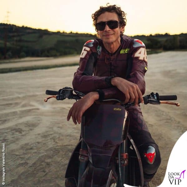 Valentino in sella alla moto con gli occhiali jacques Marie Mage