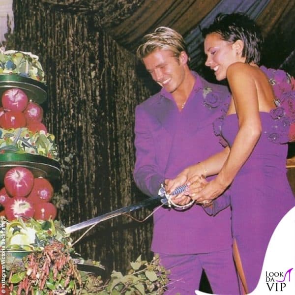 David e Victoria Beckham tagliano la torta nuziale, il 4 luglio 1999