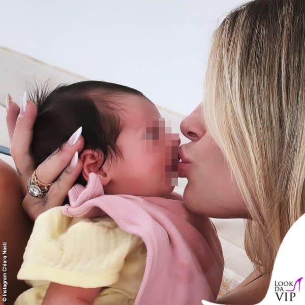 Chiara Nasti ha scelto la french manicure; nella foto coccola Dea
