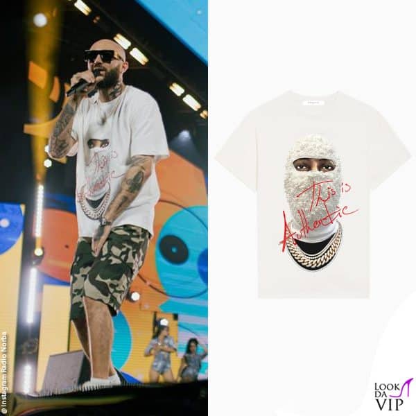 Biggie Bash dei Boomdabash con una t-shirt Ih Nom Uh Nit 