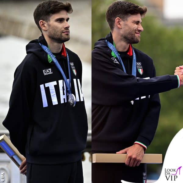 Filippo Ganna, argento nella crono su strada, con la "tuta da podio" EA7: in mano tiene il poster delle Olimpiadi in edizione speciale omaggiata ai vincitori 