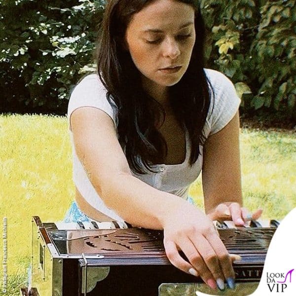 Unghie coloratissime per Francesca Michielin che cambia colore ad ogni dito