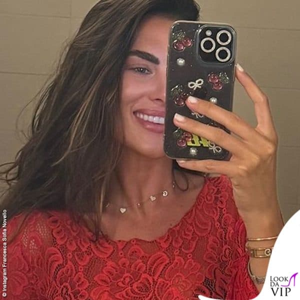 Francesca Sofia Novello porta unghie corte e smalto chiaro