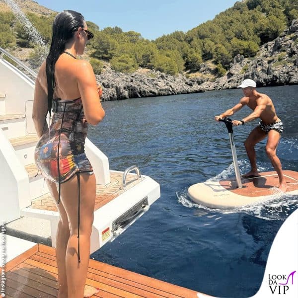 Georgina e Cristiano si godono l'estate in barca
