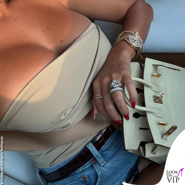 borsa Hermès e gioielli vistosi per Georgina: che lusso!