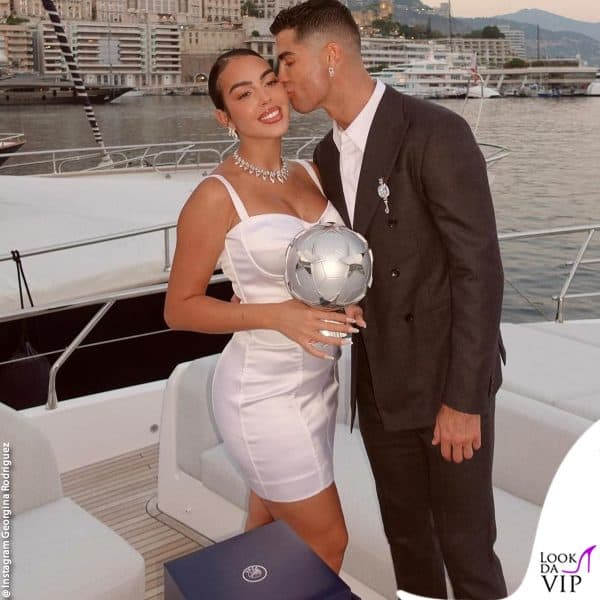 Cristiano posa con Georgina dopo aver ricevuto il premio