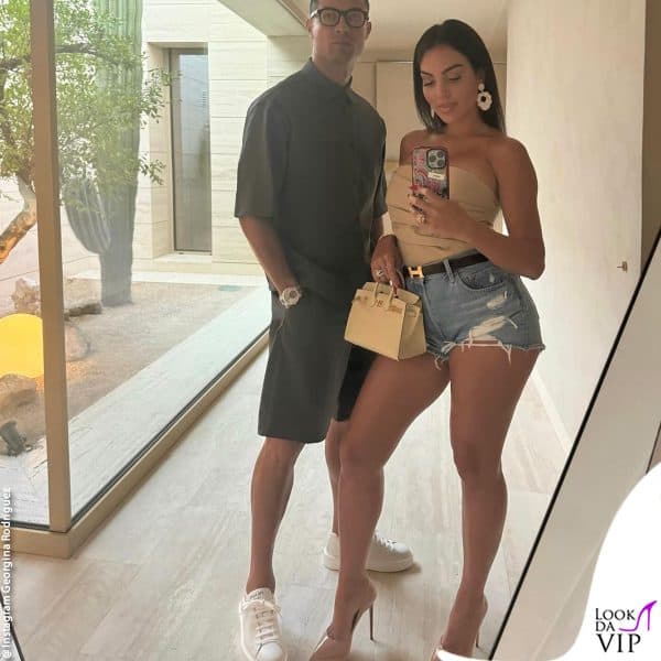 Pronta per uscire con Cristiano Ronaldo, Georgina Rodriguz indossa cintura e borsa Hermes