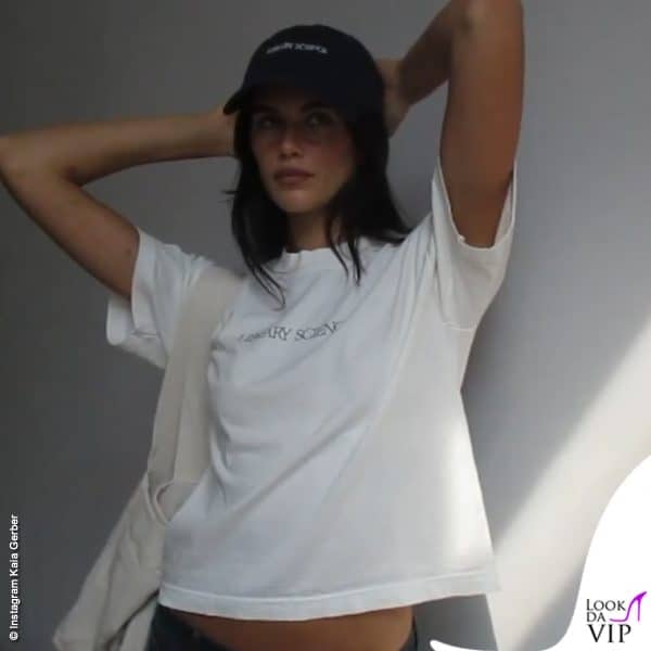 maglietta bianca e cappellino blu