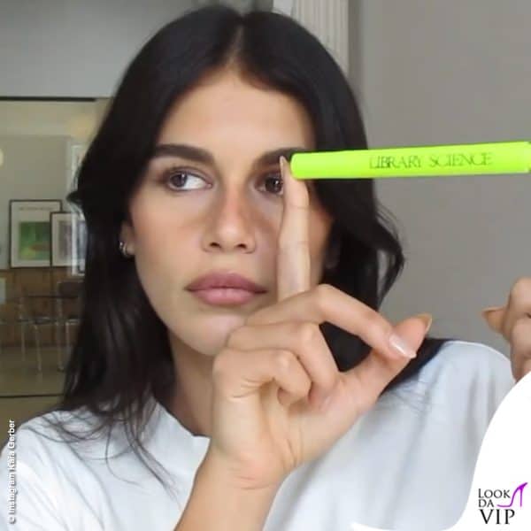 Kaia mostra l'evidenziatore