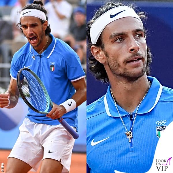 Lorenzo Musetti, bronzo nel tennis a  Parigi 2024, porta al collo una collana con tanti ciondoli tra cui il crocifisso