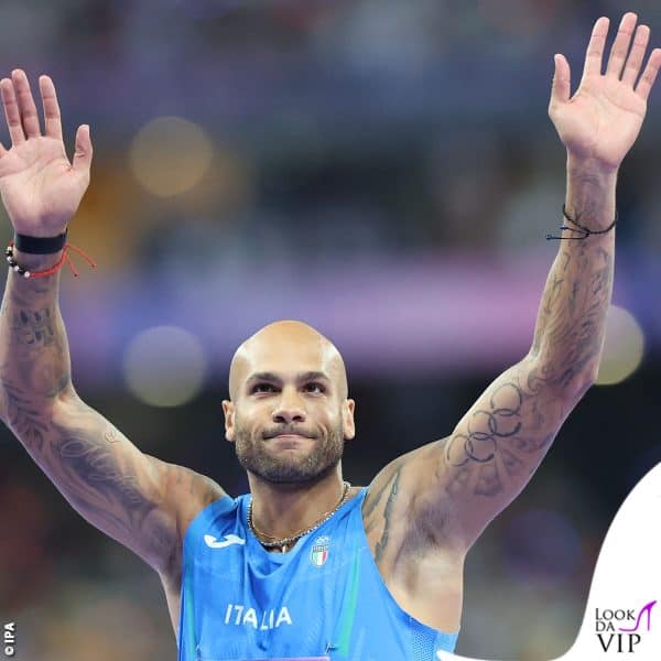 Marcell Jacobs porta i  cerchi olimpici sul braccio, ma ben mimetizzati tra i tantissimi tattoo 