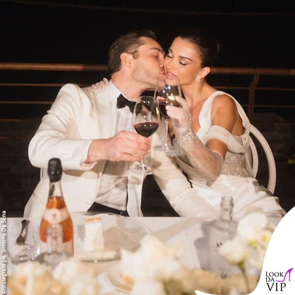 Amy si è cambiata per il ricevimento: l'abito con applicazioni di cristalli è firmato Pronovias 