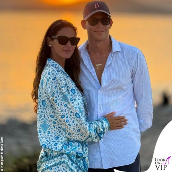 Melissa e Carlo abbracciati al tramonto 