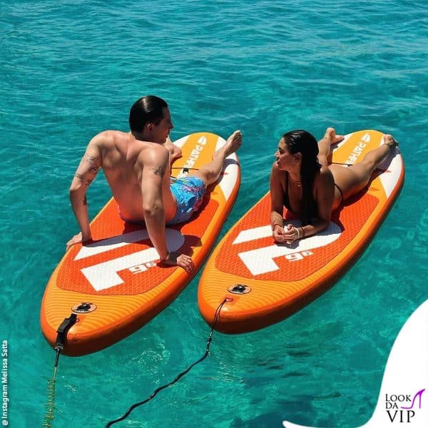 felici sulla tavola da sup 