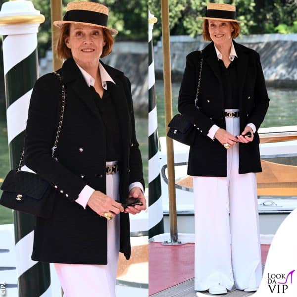 Sigourney Weaver con cintura e borsa Chanel 