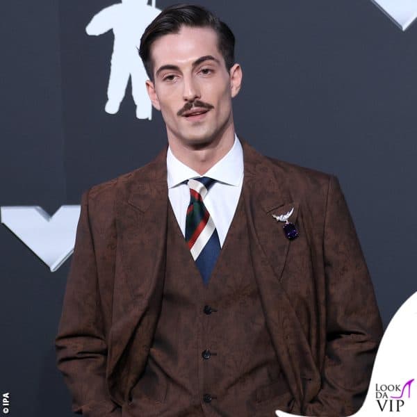 Anche sul palco degli MTV VMA si è presentato da solo