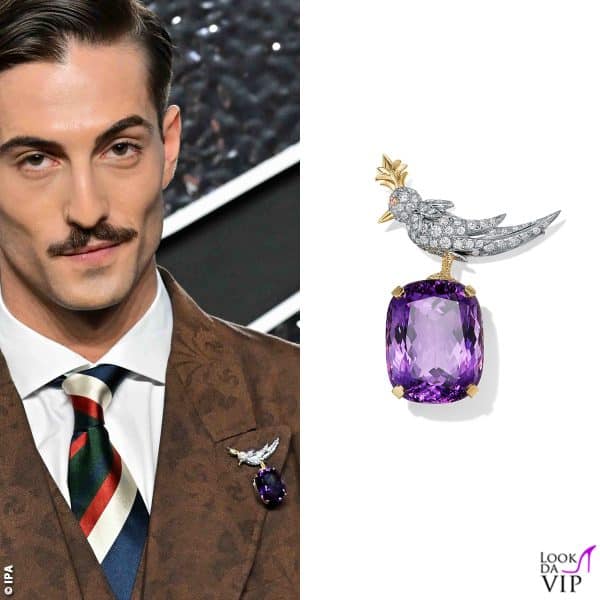 Sul bavero una preziosa spilla Tiffany and Co. col simbolo di un uccello