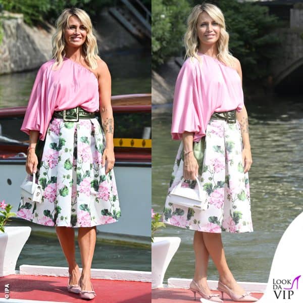 Katia Pedrotti sbara al Lido con un look Giada Curti e borsa Jacquemus