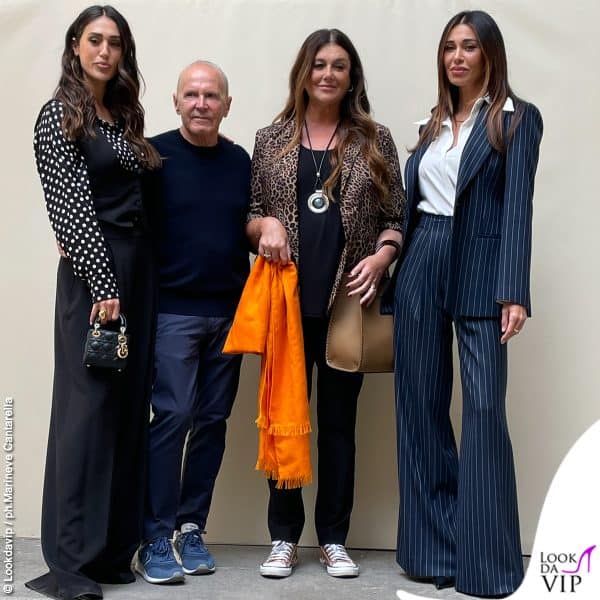 Veronica Cozzani con le figlie e Martino Midali al termine della sfilata