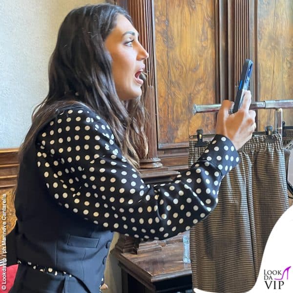 Cosa fotografa Cecilia? Sua sorella che si confonde tra i paparazzi