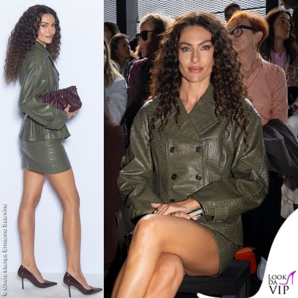 Alla sfilata Ermanno Scervino Paola Turani mixa verde e bordeaux