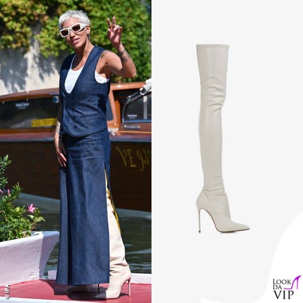 Per lo sbarco a Venezia Malika Ayane  indossa stivali Le Silla (completo Cycle Jeans)