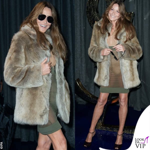 pelliccia ecologica e minidress trasparente per Carla Bruni 