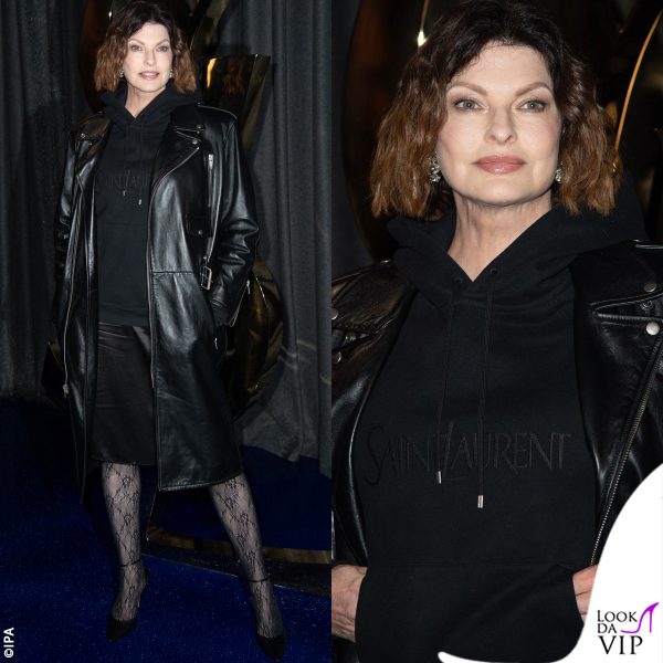Linda Evangelista con trench in pelle e felpa col logo 