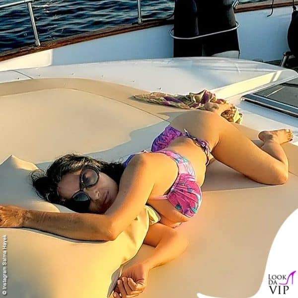 Salma posa languida e seducente